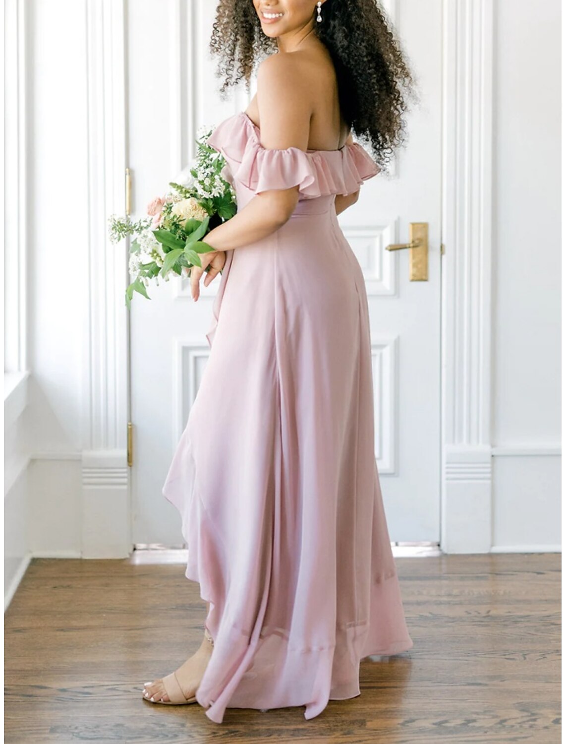 Abito da damigella d'onore a trapezio, con spalle scoperte, maniche corte, elegante chiffon asimmetrico con volant / spacco frontale / arricciature
